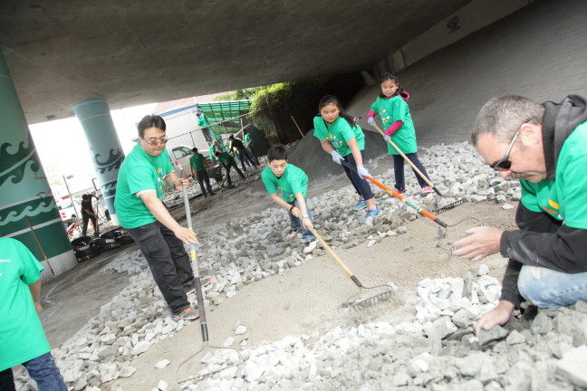 Comcast Cares Day Seattle 2014 International District rockmoving