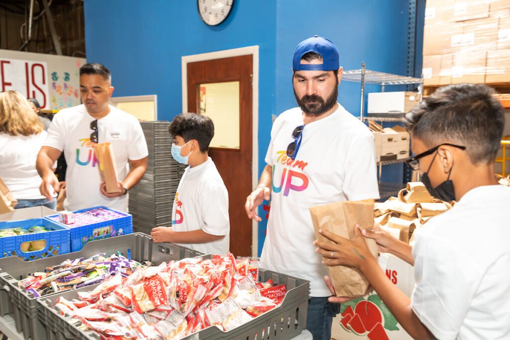 Comcast employees volunteering at Kids' Meals