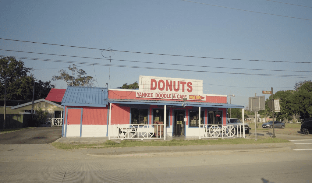 Building featuring sign Yankee Doodle Donuts and Cafe