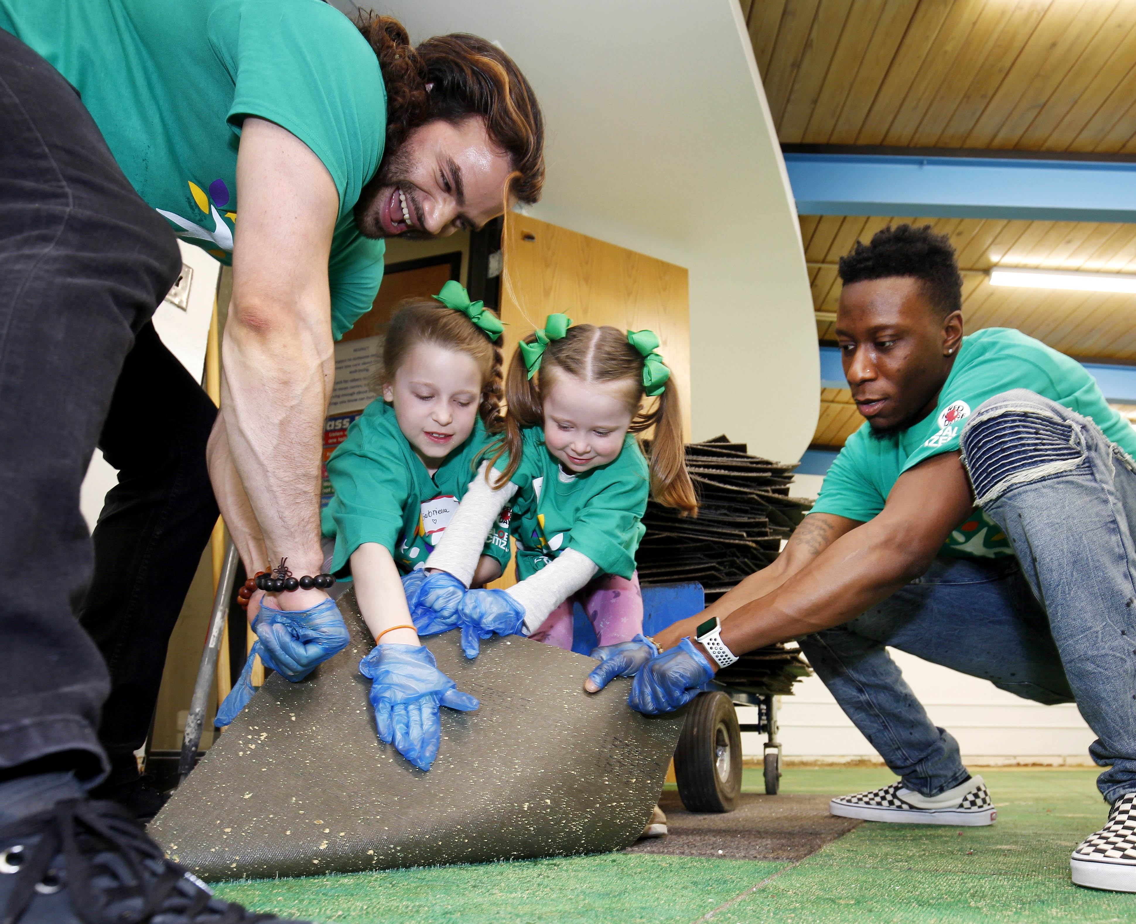 1110Pulling_up_old_carpet_at_Gambl8720a22f307449e094dd251e1f0bbf0c