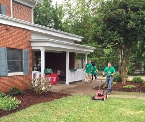 Chattanooga Employees cleaning the Room in the Inn for Comcast Cares Day