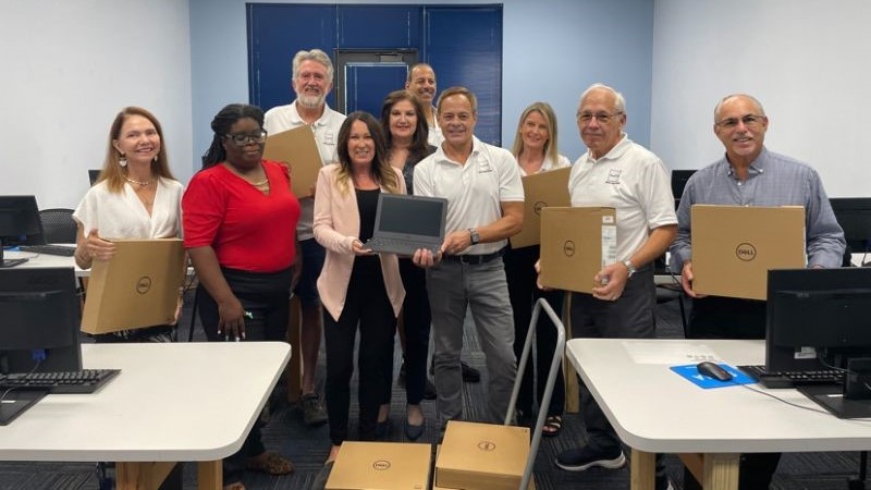 Comcast donates laptops to the South Florida Institute on Aging