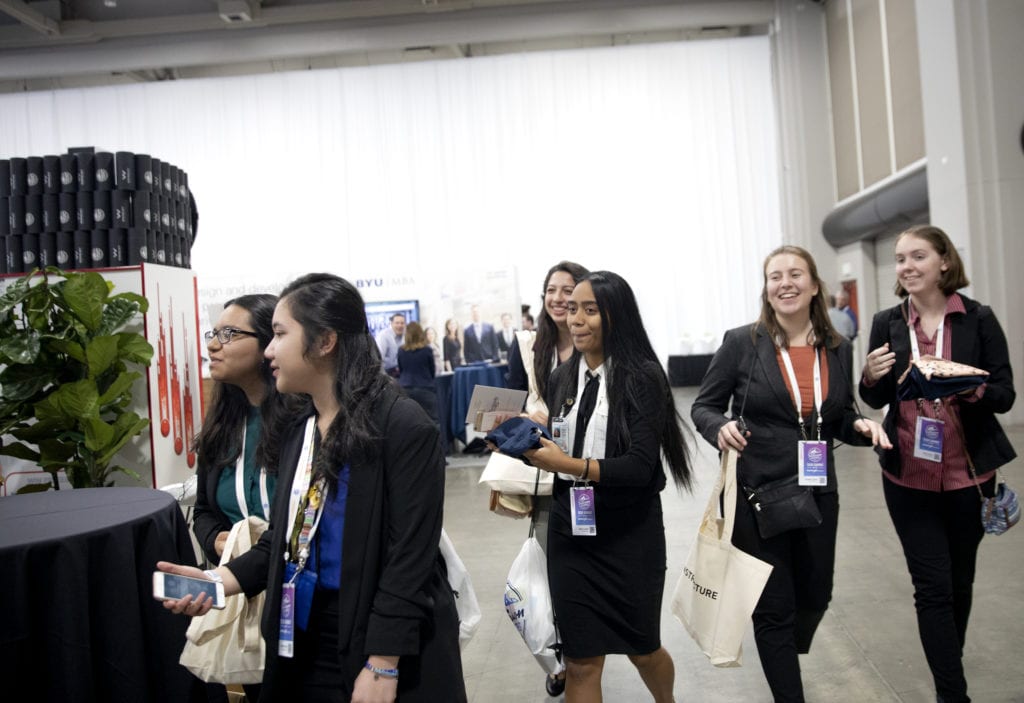 FIND students exploring the vendor expo at Silicon Slopes.